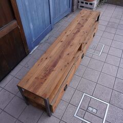 インダストリアルなテレビボードです。杉無垢材とアイアンの組み合わせ