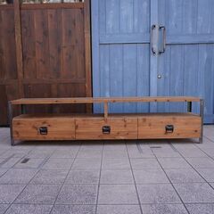 重厚な無垢材をふんだんに使用したローボード 無垢材をふんだんに使ったシックなローボード