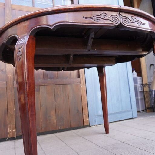 アンティーク調の花梨材 伸長式ダイニングテーブルです。クラシカルな