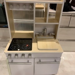おままごとキッチン（両面使用可、おままごとセット付属）の画像