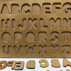 木製　アルファベットパズル　数字パズル　型はめの画像
