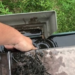 枯れ葉が詰まってしまった雨樋の清掃 - リフォーム