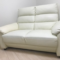 白ソファの画像