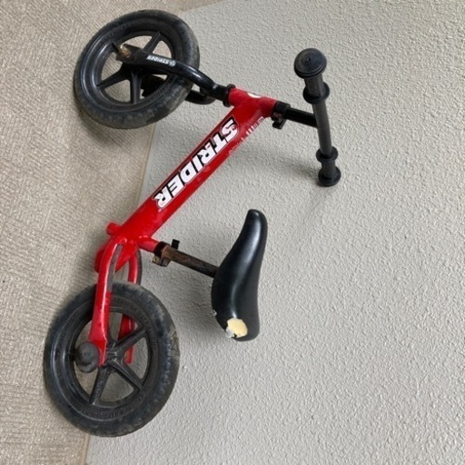 赤いストライダー