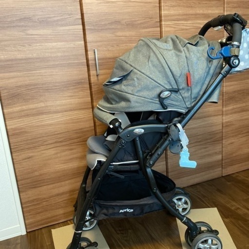 ベビーカー　エルゴの抱っこ紐乳児服　　布団　おもちゃ