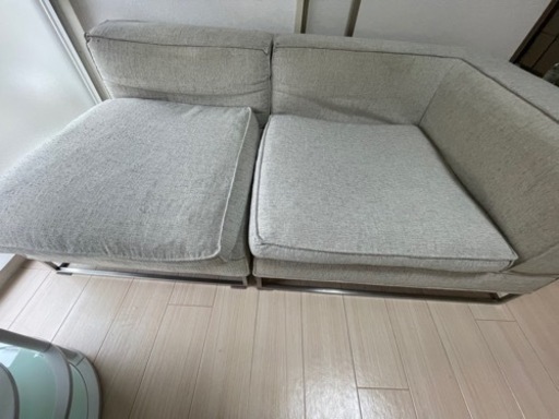 奥深く座れてふかふかのソファー