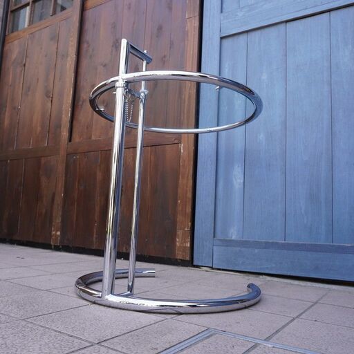 Eileen Gray(アイリーン・グレイ)のアジャスタブルテーブル E1027です！11段階から高さ調整が可能で、幅広い用途にお使い