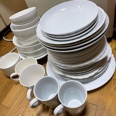 白い無地の食器 数え切れない量あります
