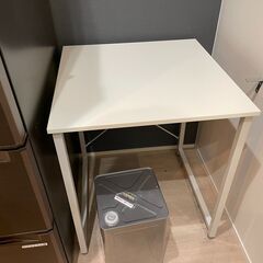 【受け渡し予定者設定済】テーブル 600 x 600 x 700 ホワイトの画像