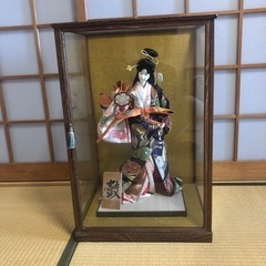 ガラスケース入り日本人形