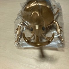 077 ● アミューズ景品　mega カブトムシ　ゴールドカラーの画像
