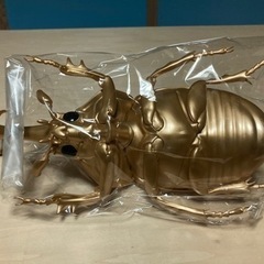077 ● アミューズ景品　mega カブトムシ　ゴールドカラーの画像