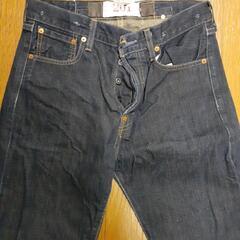 Levi's　デニム　201　色褪せ少ないです。裾に当て布あり。の画像