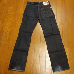 Levi's　デニム　201　色褪せ少ないです。裾に当て布あり。の画像