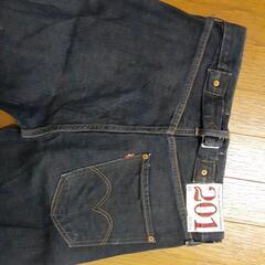 Levi's　デニム　201　色褪せ少ないです。裾に当て布あり。の画像
