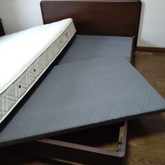 マルニ木工のダブルベッドの画像