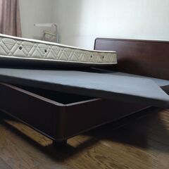マルニ木工のダブルベッドの画像