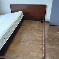 マルニ木工のダブルベッドの画像