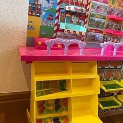 リカちゃんエスカレーターのあるショッピングモールの画像