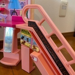 リカちゃんエスカレーターのあるショッピングモールの画像