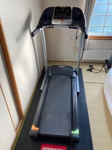 ジョンソンヘルステックジャパン社製トレッドミル