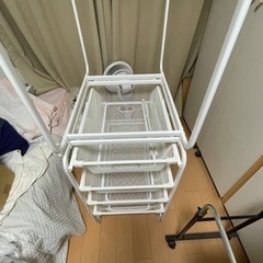 IKEA  ハンガーラック　カゴ付きの画像