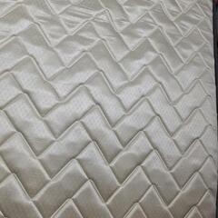 セミダブルマットレス、ローテーブルの画像