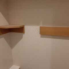 無印の壁に取り付けられる家具棚の画像