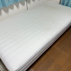 無印の脚付きベッド(ベッド下収納付き)差し上げます。の画像