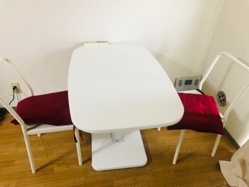ダイニングテーブルと椅子セット