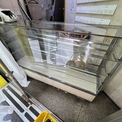 大型ガラスショーケース（幅180奥行45cm）