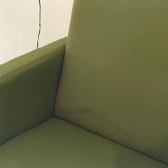 無料　モスグリーンの2人掛けソファーの画像