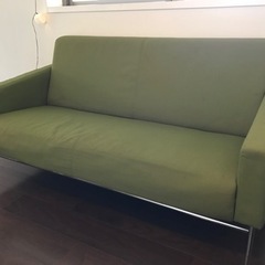 無料　モスグリーンの2人掛けソファーの画像