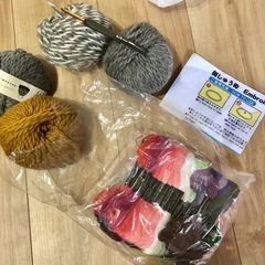 毛糸、編み棒、刺繍セット