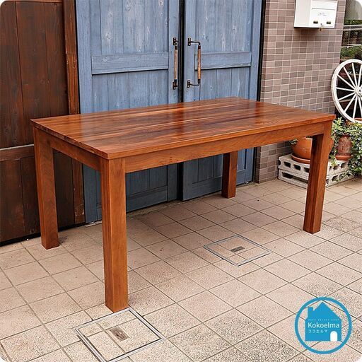 ウォールナット材を使用したダイニングテーブルです。シンプルなフォルムと落ち着いた色合いがダイニングを寛ぎの空間に。北欧スタイルやカフェ風のインテリアにもオススメです。CD212