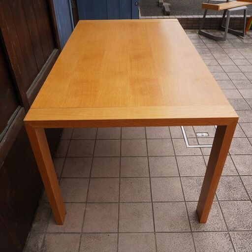 IDC大塚家具にて取り扱われていたオーク材を使用した伸長式ダイニングテーブルです。北欧スタイルのシンプルなデザインとナチュラルな質感が