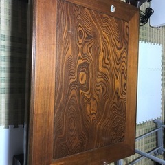 木の大きめのテーブル