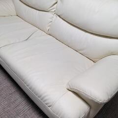 3人掛けの白いソファーの画像