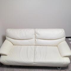 3人掛けの白いソファーの画像