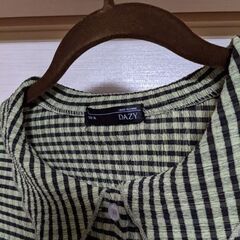 シワになりにくいブラウス　DAZYの画像
