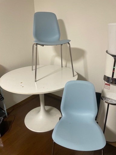 IKEAのテーブル＋イスが２つ