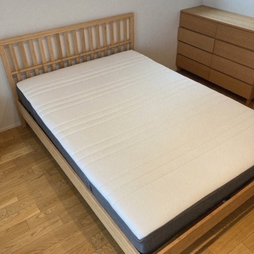 IKEAのダブルベッドフレーム&マットレス付き