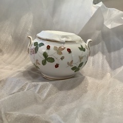 ウェッジウッド　ワイルドストロベリーシュガーポットの画像