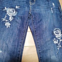 📣💰⤵️【ほぼ未使用】GAP刺繍入りジーパンの画像