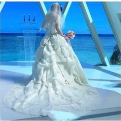ウエディングドレス　Aライン　サテン生地