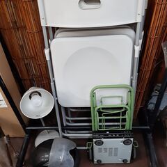 引っ越しのため　ギターアンプ　折り畳み椅子　扇風機　VHSビデオ　DVDプレイヤー　ヘルメット　電気スタンド　折り畳み座卓　キャリーカート　まとめて持っていってくださる方のみの画像