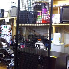 突っ張りラック メッシュ 幅95×高186㎝ 壁掛 両面使用可能 壁面収納 店頭 ディスプレイにも！ 札幌 厚別店の画像