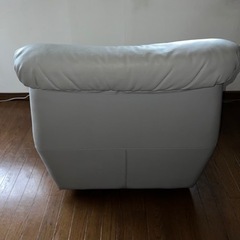 一人掛けソファ　革張り　回転しますの画像