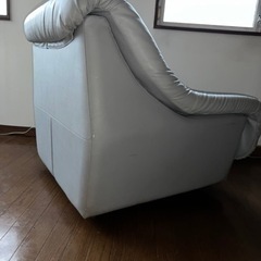 一人掛けソファ　革張り　回転しますの画像