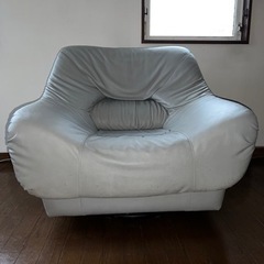 一人掛けソファ　革張り　回転しますの画像